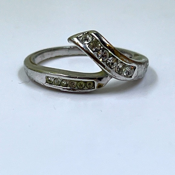 Avon Signed Abstract Silver Plated White Crystal Ring - Picture 7 of 7